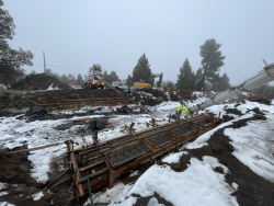 This week’s photo shows concrete placement work occurring at the Gribbling Rd Bridge.